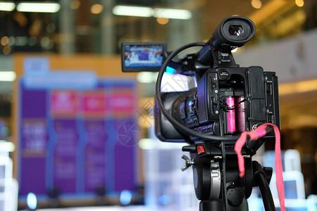 专业的视频制作摄像机在舞台上录制现场活动电视社交媒图片素材